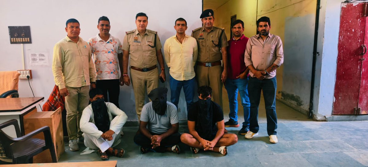 police_haryana's tweet photo. 🚨 हरियाणा पुलिस की बड़ी कार्रवाई

हिसार के कैमरी रोड के पास हुई गोलीबारी की घटना का हिसार पुलिस ने किया खुलासा। पुरानी रंजिश से जुड़ी वारदात में 3 आरोपी गिरफ्तार।

🔹 गठित 3 विशेष पुलिस टीमों की त्वरित कार्रवाई
🔹 CCTV फुटेज व तकनीकी साक्ष्यों के आधार पर जांच
🔹 गिरफ्तार आरोपियों पर हत्या, लूट, डकैती व लड़ाई-झगड़े सहित 15 से अधिक मामले दर्ज
🔹 वारदात में प्रयुक्त हथियारों एवं अन्य आरोपियों की तलाश जारी।

हरियाणा पुलिस—अपराधियों के खिलाफ कार्रवाई लगातार जारी।
@cmohry @NayabSainiBJP @csharyana @DGPHaryana