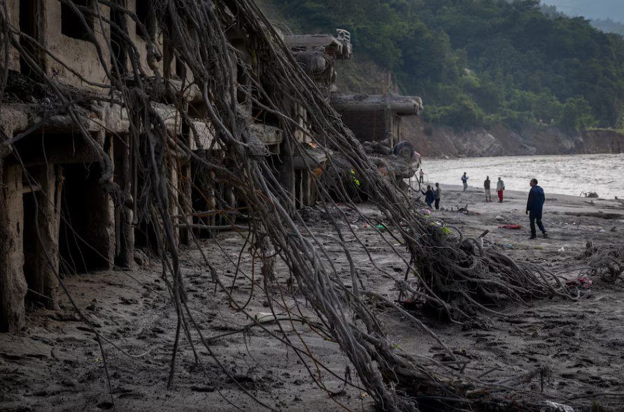 UsUn583176's tweet photo. #Nepal #concludes #search - #and - #rescue #operation #following #floods . #Over 5,000 #people #remain #missing Nepal has concluded the search-and-rescue operation for those missing following the devastating August floods, which claimed the lives of at least 1,455 people https://t.co/d3km5LaP2p