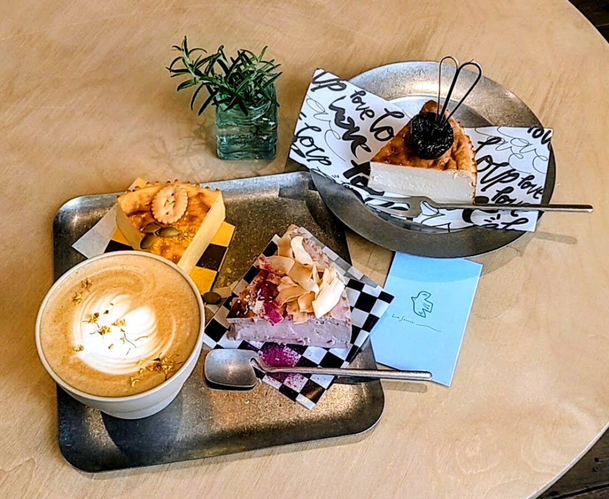 kotomoru's tweet photo. 根津で金木犀ラテとバスクチーズケーキ☕*° https://t.co/8HfYjvJEpW
