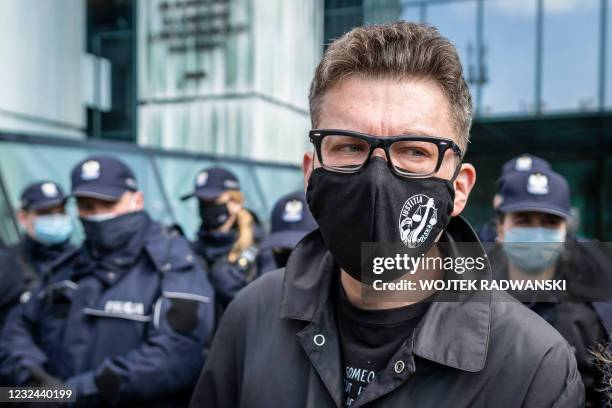 HolinkaPis's tweet photo. Ojcem Igora Tulei był Witold Tuleya, funkcjonariusz Milicji Obywatelskiej (https://t.co/lF89IANUEZ. w ośrodku szkolenia oficerów; według relacji syna pisał pracę doktorską w Moskwie). 
Zmarł, gdy Igor miał 7 lat, czyli około 1977 r. 
Matką była Lucyna Tuleya, która w latach 1960–1971 pracowała w MO w Łodzi (wydział kryminalny), a następnie do 1988 r. w Służbie Bezpieczeństwa (Biuro „B” MSW). 
Sam Igor Tuleya publicznie potwierdzał te fakty, https://t.co/lF89IANUEZ. w wywiadach z 2013 i 2018 r.