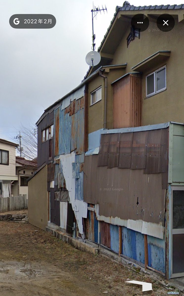 Muscle04412215's tweet photo. ガチャガチャの波板を気合いで徹去。ここで力尽きた。これこのまま捨てれないだろうからカットしてごみ袋に詰めねばならぬ。 https://t.co/qwHRq8KYcv
