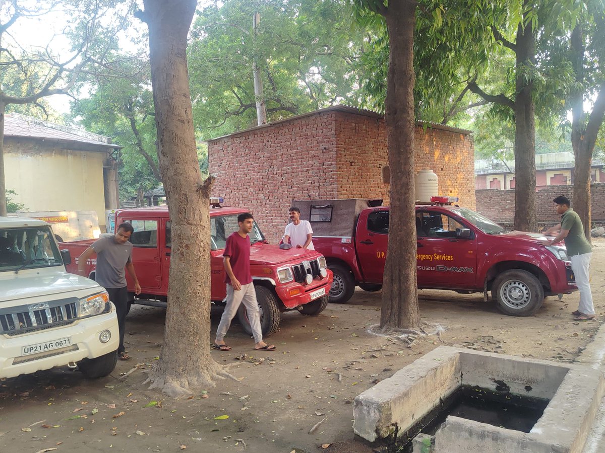 kasganjfire's tweet photo. उत्तर प्रदेश फायर सर्विस मुख्यालय के निर्देश अनुसार आज दिनांक 6.10.2026 दिन मंगलवार को फायर स्टेशन कासगंज पर साफ सफाई व अग्निशमन वाहनों की  साफ सफाई कराई गईl https://t.co/PTFJWajyCv