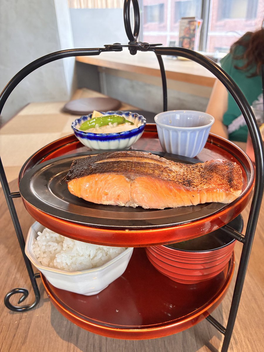 syokuspoon's tweet photo. あんずちゃんとご飯を食べてカラオケ行ったよ！楽しかったよ！脂まみれのほっぺたをムニムニしてもらったよ！いいだろ！！！！ https://t.co/9lu3PGRFrN