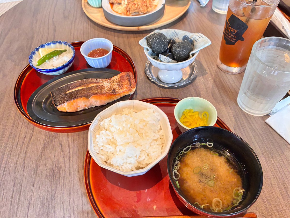 syokuspoon's tweet photo. あんずちゃんとご飯を食べてカラオケ行ったよ！楽しかったよ！脂まみれのほっぺたをムニムニしてもらったよ！いいだろ！！！！ https://t.co/9lu3PGRFrN