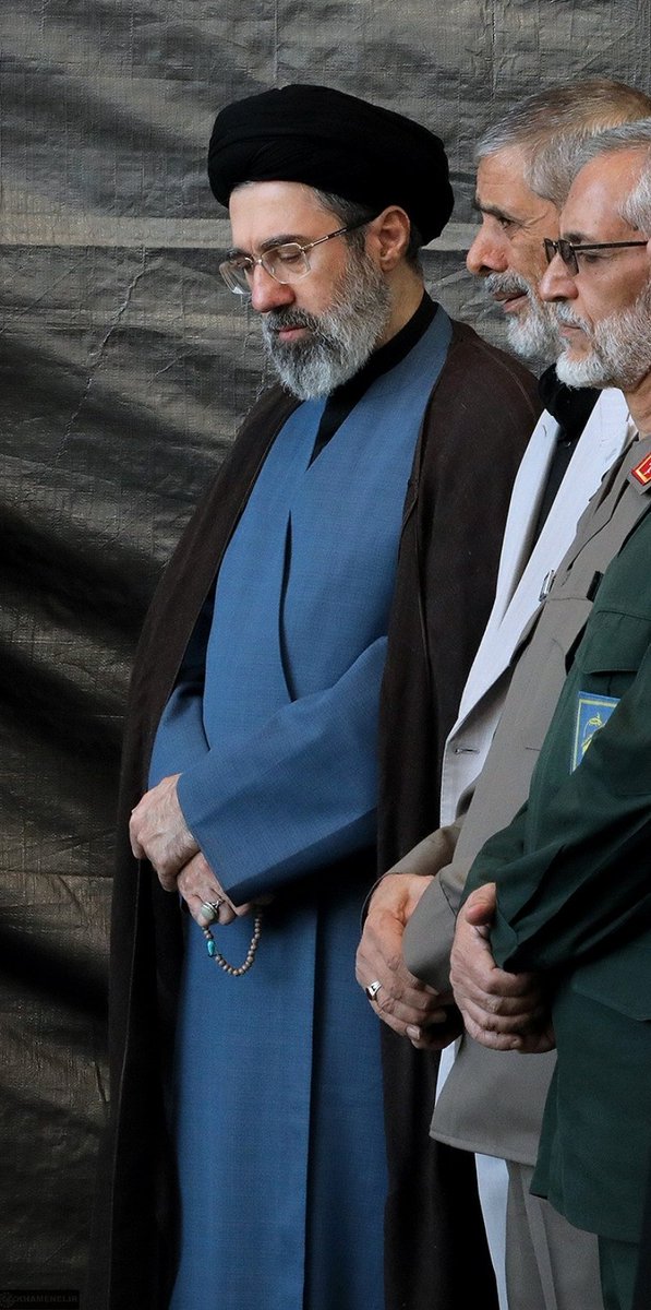 khameneinews's tweet photo. تصاویری از رهبر شهید انقلاب اسلامی اعلی‌الله‌مقامه و رهبر معظم انقلاب اسلامی مدظله‌العالی در مراسم بزرگداشت شهادت شهیدسیدحسن نصرالله در رویداد #جمعه_نصر

بازنشر به مناسبت سالگرد برگزاری این رویداد در ۱۳ مهرماه ۱۴۰۳ https://t.co/2LYuIrQyzs