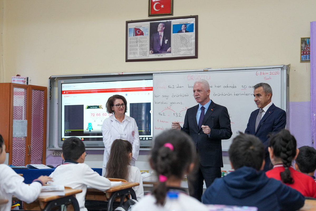 TC_istanbul's tweet photo. Valimiz Davut Gül, 2026-2027 Eğitim-Öğretim yılında ilimizdeki okulları ziyaret ediyor.🏫📚🔔

Beyoğlu’nda bulunan Ahmet Emin Yalman İlkokulu’nu ziyaret eden Vali Gül, öğretmen ve öğrencilerimizle bir araya gelerek Valiliğimizin projelerine ve yürütülen çalışmalara ilişkin okul yönetiminden bilgi aldı. 

Vali Gül’e ziyaretinde, Beyoğlu Kaymakamı Abdullah Atakan Atasoy eşlik etti.

@gul_davut

📍Beyoğlu