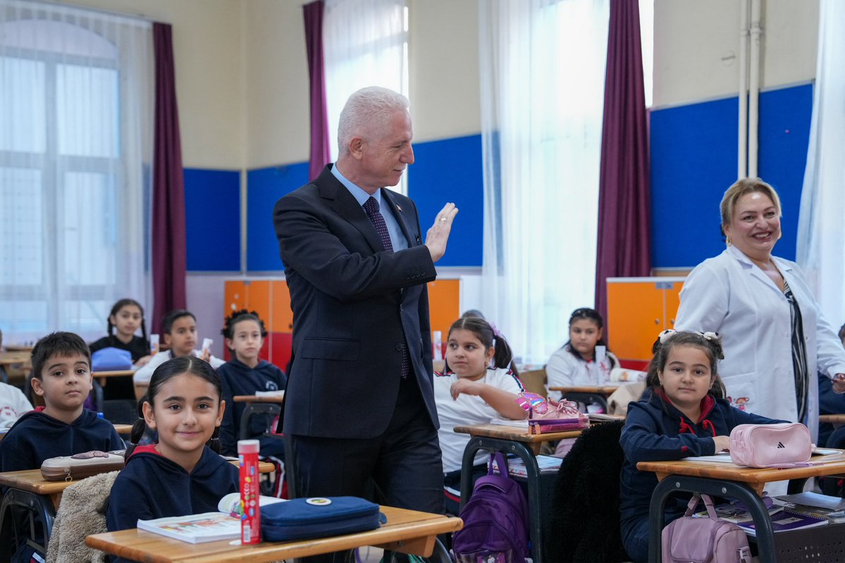 TC_istanbul's tweet photo. Valimiz Davut Gül, 2026-2027 Eğitim-Öğretim yılında ilimizdeki okulları ziyaret ediyor.🏫📚🔔

Beyoğlu’nda bulunan Ahmet Emin Yalman İlkokulu’nu ziyaret eden Vali Gül, öğretmen ve öğrencilerimizle bir araya gelerek Valiliğimizin projelerine ve yürütülen çalışmalara ilişkin okul yönetiminden bilgi aldı. 

Vali Gül’e ziyaretinde, Beyoğlu Kaymakamı Abdullah Atakan Atasoy eşlik etti.

@gul_davut

📍Beyoğlu