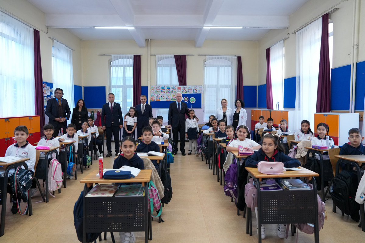 TC_istanbul's tweet photo. Valimiz Davut Gül, 2026-2027 Eğitim-Öğretim yılında ilimizdeki okulları ziyaret ediyor.🏫📚🔔

Beyoğlu’nda bulunan Ahmet Emin Yalman İlkokulu’nu ziyaret eden Vali Gül, öğretmen ve öğrencilerimizle bir araya gelerek Valiliğimizin projelerine ve yürütülen çalışmalara ilişkin okul yönetiminden bilgi aldı. 

Vali Gül’e ziyaretinde, Beyoğlu Kaymakamı Abdullah Atakan Atasoy eşlik etti.

@gul_davut

📍Beyoğlu