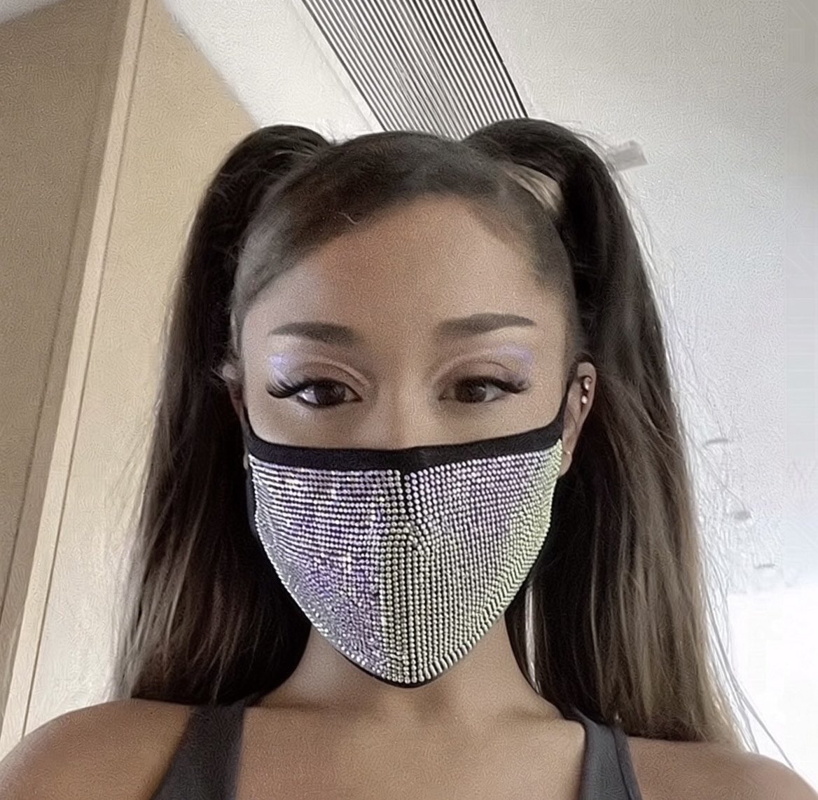 itsarianait's tweet photo. Remember when this mask was for the presentation of
*Rain on Me* and SHE FORGOT IT and SHE put one from the pharmacy 😭😭 https://t.co/kqFxjrryza