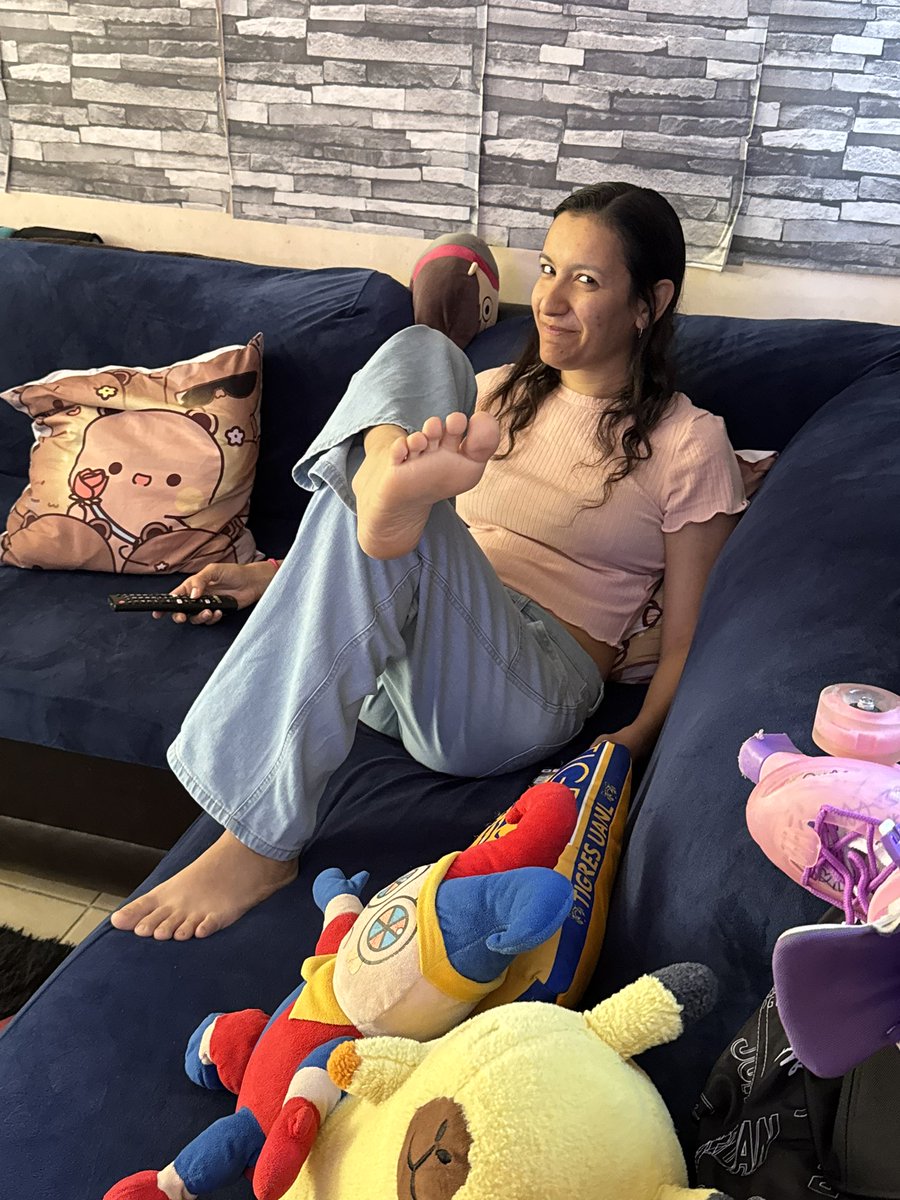 Sebyjen19's tweet photo. Mi flaquita hermosa recién bañada a que piesitos tan hermosos tiene #piesitos #pies #soles https://t.co/C2rgaHbE5V