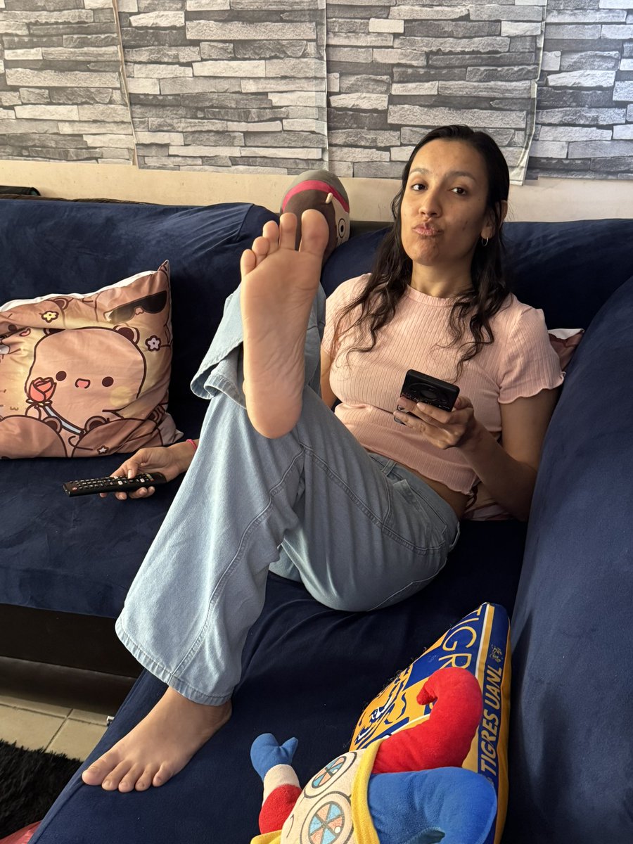 Sebyjen19's tweet photo. Mi flaquita hermosa recién bañada a que piesitos tan hermosos tiene #piesitos #pies #soles https://t.co/C2rgaHbE5V