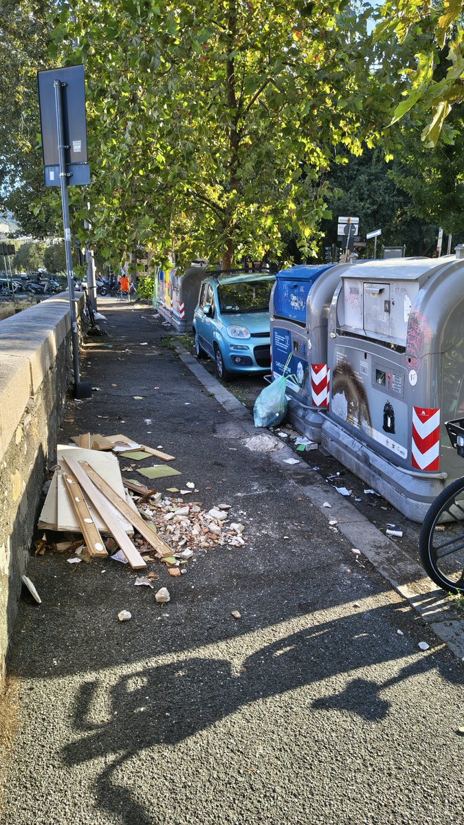 parodi_luca's tweet photo. @EffeNadana Raccontiamola pure.  Piazza Manzoni -  Genova https://t.co/iTYFHIAtVK