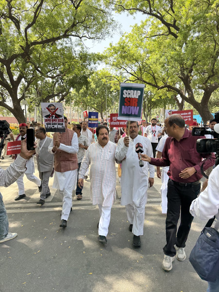 ShuklaRajiv's tweet photo. चुनाव आयोग के खिलाफ INDIA जनबंधन के साथियों के साथ लोकतंत्र की आवाज को बुलंद करने वाले मार्च में शामिल हुआ।

@INCIndia https://t.co/Vp9eDQwiHA