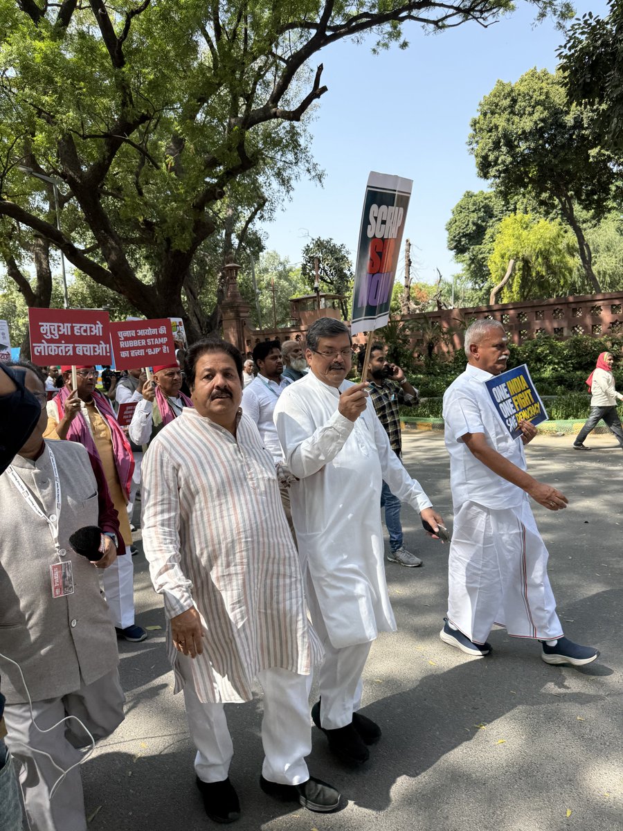ShuklaRajiv's tweet photo. चुनाव आयोग के खिलाफ INDIA जनबंधन के साथियों के साथ लोकतंत्र की आवाज को बुलंद करने वाले मार्च में शामिल हुआ।

@INCIndia https://t.co/Vp9eDQwiHA