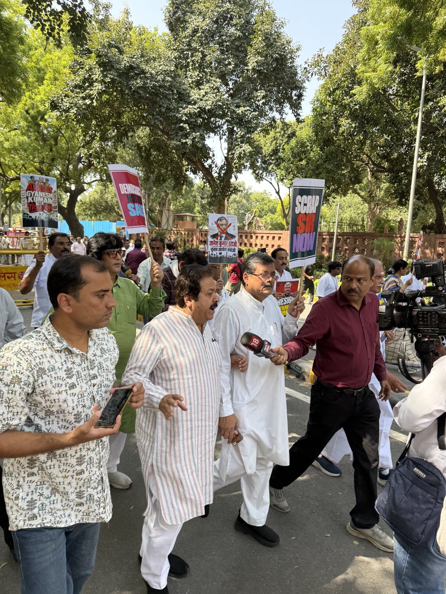 ShuklaRajiv's tweet photo. चुनाव आयोग के खिलाफ INDIA जनबंधन के साथियों के साथ लोकतंत्र की आवाज को बुलंद करने वाले मार्च में शामिल हुआ।

@INCIndia https://t.co/Vp9eDQwiHA
