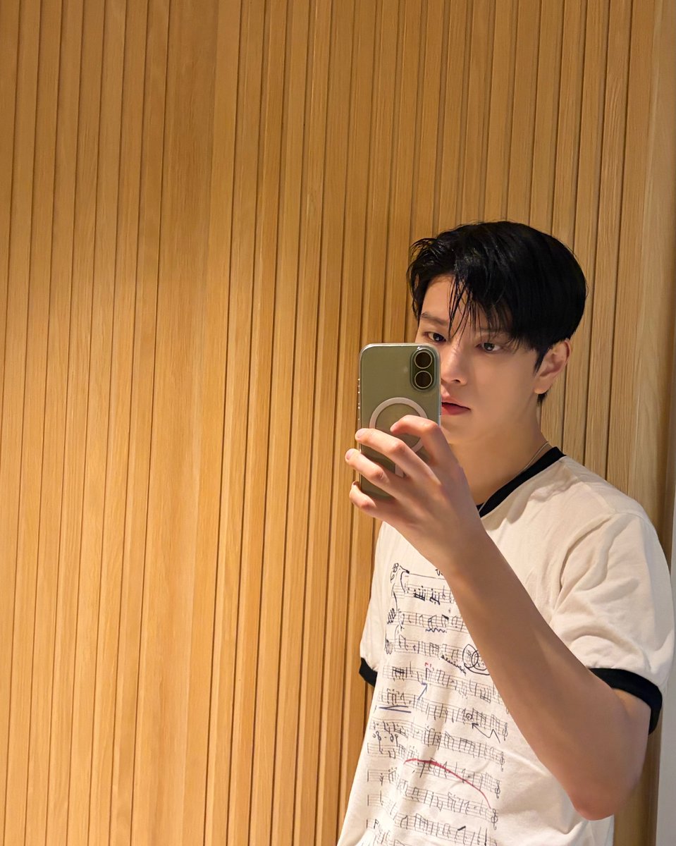 Seungmein's tweet photo. #RockinRio oi oi oi ✊ https://t.co/hoiAIMmdHU