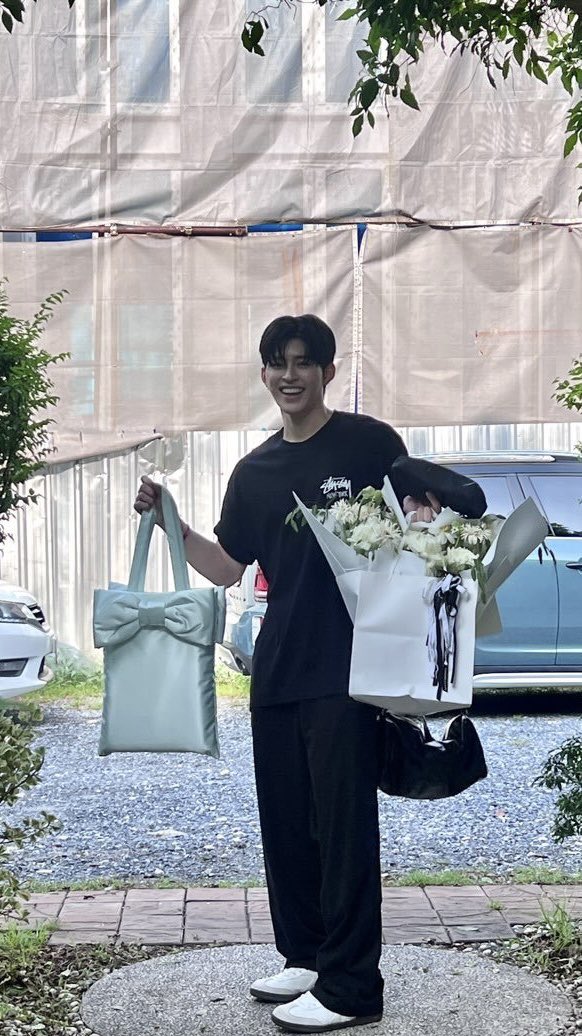 yejin_x2j's tweet photo. เมื่อวานที่เดินยิ้มอยู่กับบี๋คือไปถ่ายงานนี่เอง รูปนี้อ้วมยิ้มน่ารักว่ะ https://t.co/5aJtmepTuQ