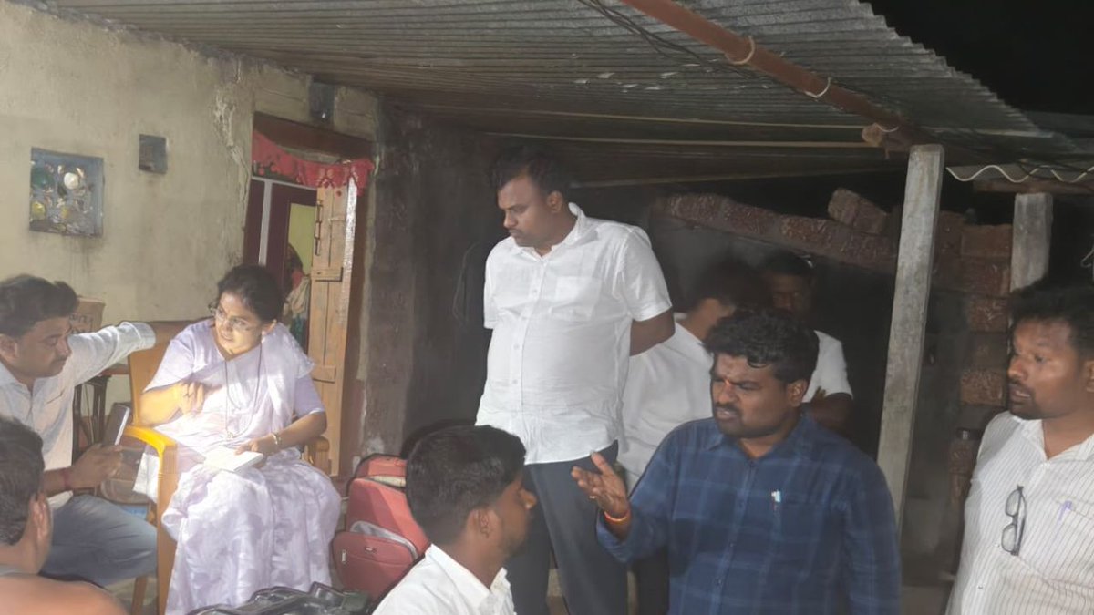 AsianetNewsSN's tweet photo. ನಡುರಾತ್ರಿ ಬಿಗ್‌ ಆಪರೇಷನ್; ಅಕ್ರಮ ಭ್ರೂಣಲಿಂಗ ಪತ್ತೆ ಜಾಲಕ್ಕೆ ಬಿಗ್ ಶಾಕ್, ಪ್ರಮುಖ ಆರೋಪಿ ಪರಾರಿ! 
https://t.co/WsRE1LxPTQ
#KarnatakaNews #BagalkotNews #Mahalingapur #MaharashtraNews #IllegalAbortion 
@Karnataka_News  @BagalkotNews  @Mahalingapur @MahaNews  @IllegalAbortion https://t.co/5RpCdO3XfA