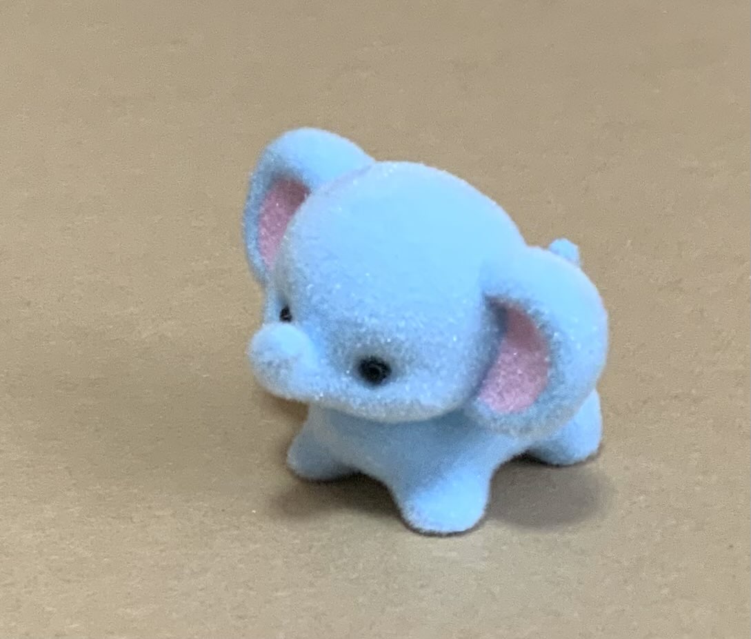 koguma_kanoko's tweet photo. こちらのゾウ（カプセルトイ）を見つけたら買っておいてほしい旨
家族に伝えたら、５個来ました。５個…！？ゾウも戸惑っている。 https://t.co/t4gG2UswjW