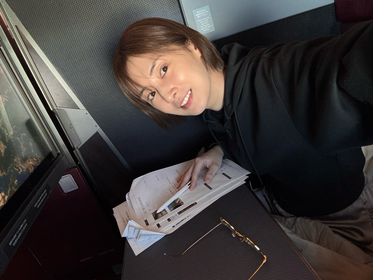 KKeiko_official's tweet photo. 「news every. 特別編　北川景子が見つめたレオナルド・ダ・ヴィンチのまなざし」配信終了までにオフショットを。

機内と、ご飯🥐

#ルーヴル美術館展ルネサンス https://t.co/vn1uazurMZ