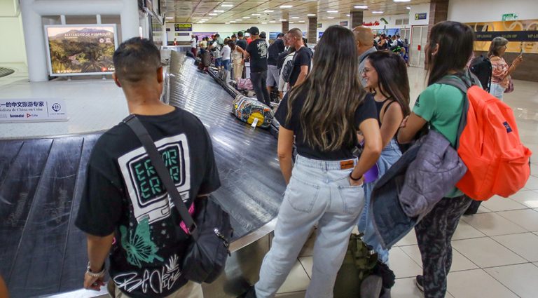 cubainformacion's tweet photo. Cuba autoriza importaciones comerciales por vía no comercial para personas naturales https://t.co/xUVzYDffcc https://t.co/wV8FjHqMLz