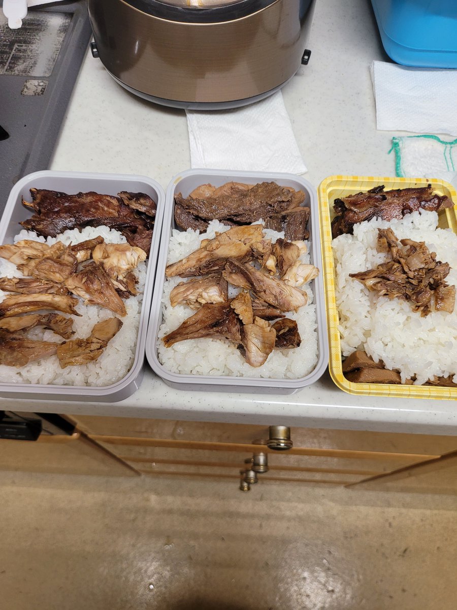 renyuugets7196's tweet photo. これから仕事に行くのでお弁当作りました。
マグロの血合を漬けにしたステーキ
マグロの血合の煮付け
ブリのほぐし身

彩り?
そんなもの気にするより味を気にした方が数百倍良いわ!!
今回は、胡麻油をしようしたので更に味わいが良くなった https://t.co/ejqgp7e0uE