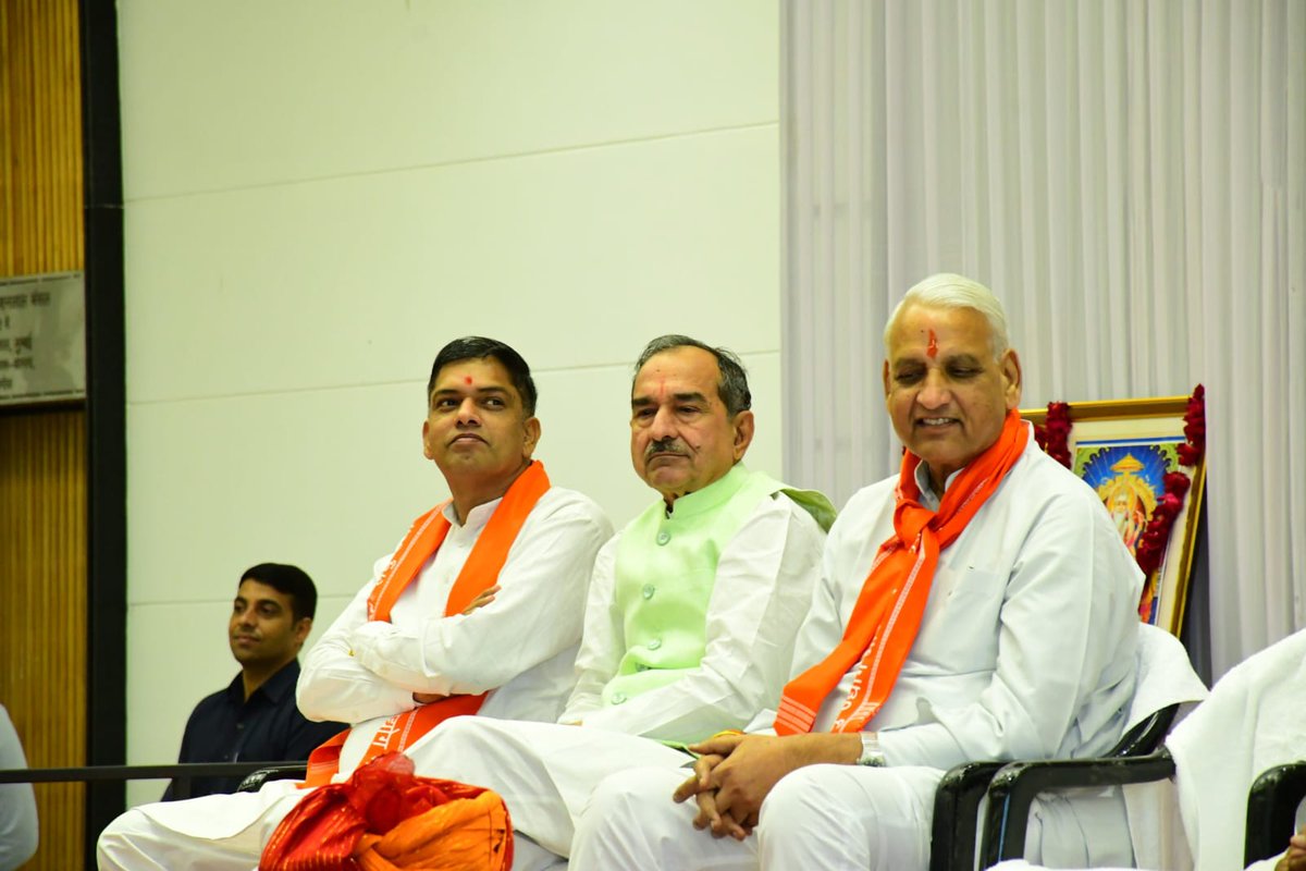 lubindia's tweet photo. लघु उद्योग भारती, राजस्थान का प्रदेश उद्यमी सम्मेलन 2026 भव्य एवं गरिमामयी वातावरण में सम्पन्न

लघु उद्योग भारती, राजस्थान का प्रदेश उद्यमी सम्मेलन 4 अक्टूबर 2026 को पाली में भव्य एवं गरिमामयी वातावरण में सम्पन्न हुआ।

कार्यक्रम में राजस्थान के माननीय मुख्यमंत्री श्री भजन लाल शर्मा जी एवं श्री मदन जी राठौड़, राज्यसभा सांसद एवं राजस्थान बीजेपी अध्यक्ष मुख्य अतिथि के रूप में उपस्थित रहे। उन्होंने लघु उद्योग भारती द्वारा उद्यमियों एवं लघु उद्योगों के हित में किए जा रहे कार्यों की सराहना करते हुए संगठन के प्रयासों का अनुमोदन किया।

सम्मेलन में लघु उद्योग भारती के संगठन मंत्री श्री प्रकाशचंद जी, राष्ट्रीय स्वयंसेवक संघ के अखिल भारतीय प्रचार प्रमुख श्री अरुण कुमार जी, लघु उद्योग भारती के अखिल भारतीय संयुक्त महासचिव श्री नरेश जी पारीक, गुजरात एवं राजस्थान के समन्वयक एवं लघु उद्योग भारती के पूर्व राष्ट्रीय अध्यक्ष श्री घनश्याम जी ओझा, लघु उद्योग भारती राजस्थान के प्रदेश अध्यक्ष श्री योगेंद्र जी शर्मा तथा प्रदेश महासचिव श्री सुधीर जी गर्ग सहित संगठन के वरिष्ठ पदाधिकारी उपस्थित रहे।

राजस्थान के तीनों प्रांतों के प्रांत अध्यक्ष, प्रांत महासचिव एवं अन्य दायित्ववान कार्यकर्ताओं ने भी सम्मेलन में सहभागिता की।

सम्मेलन में राजस्थान के लघु एवं सूक्ष्म उद्योगों को मजबूत बनाने, उद्यमियों की समस्याओं के समाधान, औद्योगिक क्षेत्रों के विकास, रोजगार सृजन तथा उद्यमिता को बढ़ावा देने जैसे महत्वपूर्ण विषयों पर व्यापक चर्चा हुई।

विभिन्न जिलों एवं औद्योगिक क्षेत्रों से आए उद्यमियों ने अपने अनुभव एवं क्षेत्रीय समस्याएं साझा कीं तथा संगठन के माध्यम से उद्यमी हितों को प्रभावी ढंग से आगे बढ़ाने पर जोर दिया।

प्रदेश सम्मेलन ने राजस्थान में लघु उद्योग भारती की व्यापक संगठनात्मक सक्रियता और उद्यमी समाज की एकजुटता को प्रदर्शित किया। 240 इकाइयों से लगभग 1200 उद्यमियों की गरिमामयी उपस्थिति ने संगठन की मजबूत पहुंच तथा उद्यमियों के बीच उसके प्रति विश्वास को दर्शाया।

सम्मेलन के माध्यम से राजस्थान के लघु एवं सूक्ष्म उद्यमों के विकास तथा उद्यमी हितों के लिए संगठनात्मक प्रयासों को और अधिक गति देने का संकल्प व्यक्त किया गया।

लघु उद्योग • मजबूत उद्यमी • समृद्ध राजस्थान 🇮🇳

#LaghuUdyogBharati #LUBRajasthan #UdyamiSammelan2026 #Rajasthan #Pali #MSME #MSMEIndia #SmallIndustries #MicroIndustries #Entrepreneurship #Udyamita #Udyami #BusinessGrowth #EmploymentGeneration #IndustrialDevelopment #VocalForLocal #AatmanirbharBharat #MakeInIndia #UdyamiShakti #LaghuUdyog