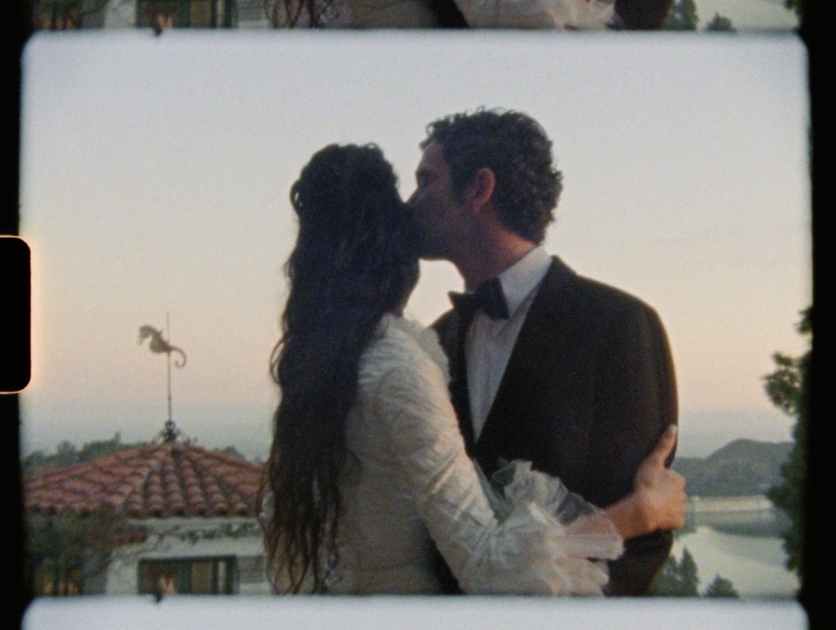 The1975Mex_'s tweet photo. Nuevas fotos de la boda de Matty &amp; Gabbriette https://t.co/BnBg8kA8m4