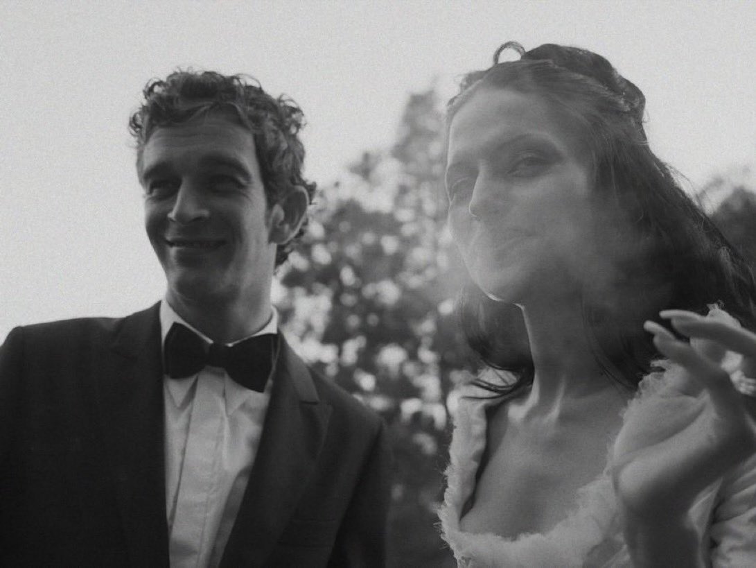 The1975Mex_'s tweet photo. Nuevas fotos de la boda de Matty &amp; Gabbriette https://t.co/BnBg8kA8m4