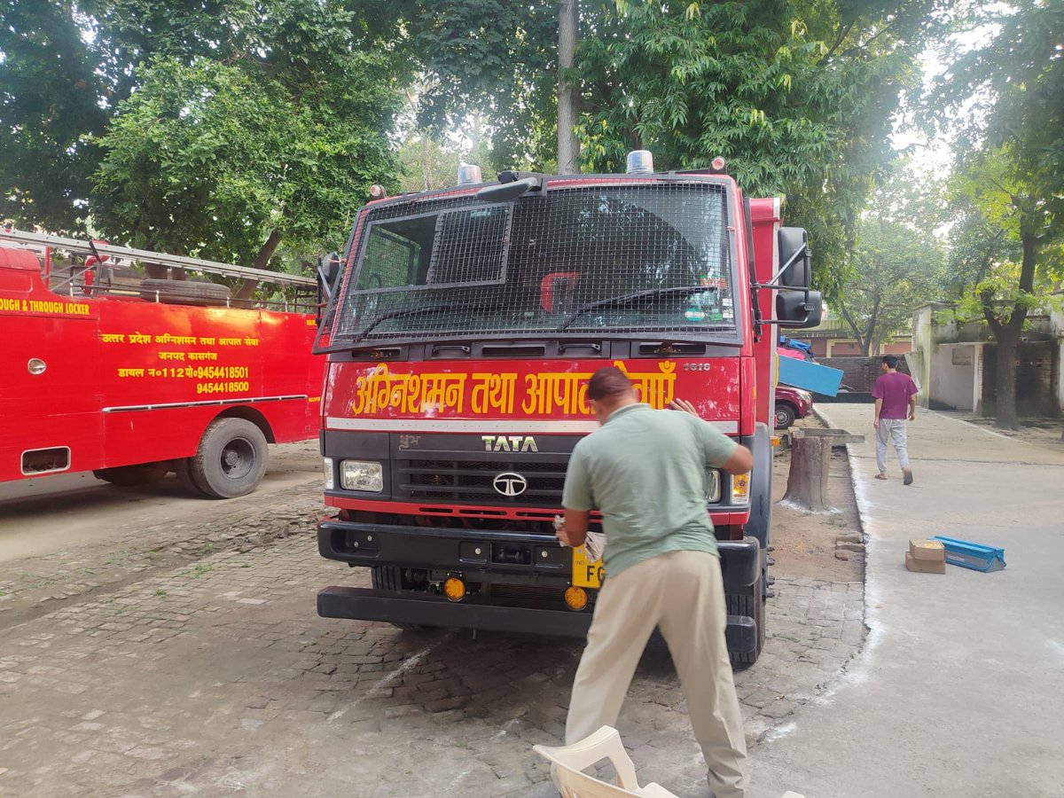 kasganjfire's tweet photo. उत्तर प्रदेश फायर सर्विस मुख्यालय के निर्देश अनुसार आज दिनांक 6.10.2026 दिन मंगलवार को फायर स्टेशन कासगंज पर साफ सफाई व अग्निशमन वाहनों की  साफ सफाई कराई गईl https://t.co/PTFJWajyCv