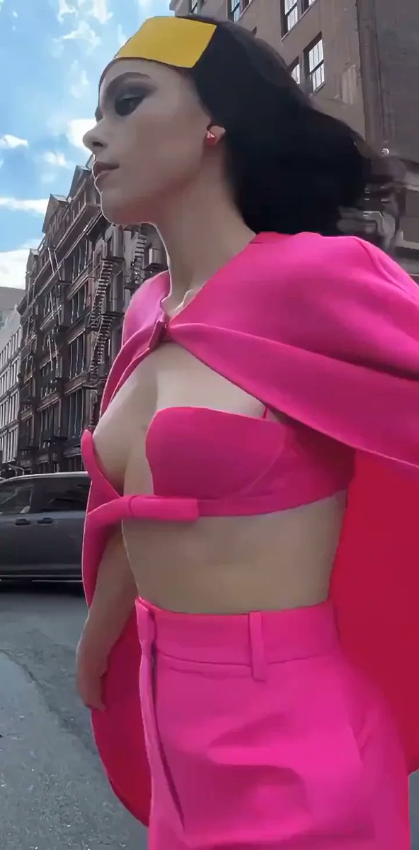 Lilipauline001's tweet photo. Keeks, sideboob Queen, mmmmmm 🥵 #Sideboobs #Shipka https://t.co/HBMO2ZpBRj