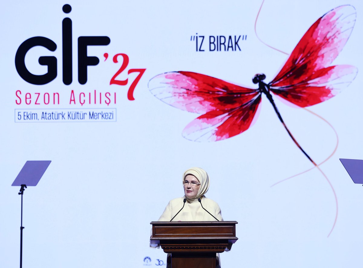 EmineErdogan's tweet photo. Türkiye Gençlik ve Eğitime Hizmet Vakfı tarafından hayata geçirilen Güzel İşler Fabrikası’nın 2027 sezon açılışında gençlerimizle “İz Bırak” teması etrafında bir araya gelmekten büyük bir memnuniyet duydum.

TÜRGEV’in 30 yıldır genç evlatlarımızın eğitimine, gelişimine ve istikbaline sunduğu katkının en güzel örneklerinden biri olan GİF, nice genç kızımıza yeteneklerini keşfedebilecekleri önemli bir alan sunuyor.

Açılış programında da bu gayretin birbirinden değerli neticelerine şahit olduk. GİF Orkestrası’nın başarılı performansı, verilen emeğin en güzel yansımasıydı. 

Yeni sezonla birlikte GİF ailesine katılan Şule Yüksel Şenler, Hümeyra Ökten ve Hatay Kapsül merkezlerinin hayırlı olmasını diliyor; gençlerimize yeni imkânlar açan TÜRGEV’e gönülden teşekkür ediyorum. @turgev @guzelislerfab