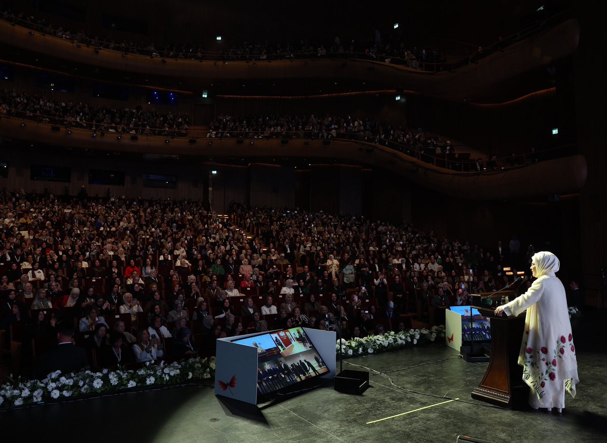 EmineErdogan's tweet photo. Türkiye Gençlik ve Eğitime Hizmet Vakfı tarafından hayata geçirilen Güzel İşler Fabrikası’nın 2027 sezon açılışında gençlerimizle “İz Bırak” teması etrafında bir araya gelmekten büyük bir memnuniyet duydum.

TÜRGEV’in 30 yıldır genç evlatlarımızın eğitimine, gelişimine ve istikbaline sunduğu katkının en güzel örneklerinden biri olan GİF, nice genç kızımıza yeteneklerini keşfedebilecekleri önemli bir alan sunuyor.

Açılış programında da bu gayretin birbirinden değerli neticelerine şahit olduk. GİF Orkestrası’nın başarılı performansı, verilen emeğin en güzel yansımasıydı. 

Yeni sezonla birlikte GİF ailesine katılan Şule Yüksel Şenler, Hümeyra Ökten ve Hatay Kapsül merkezlerinin hayırlı olmasını diliyor; gençlerimize yeni imkânlar açan TÜRGEV’e gönülden teşekkür ediyorum. @turgev @guzelislerfab