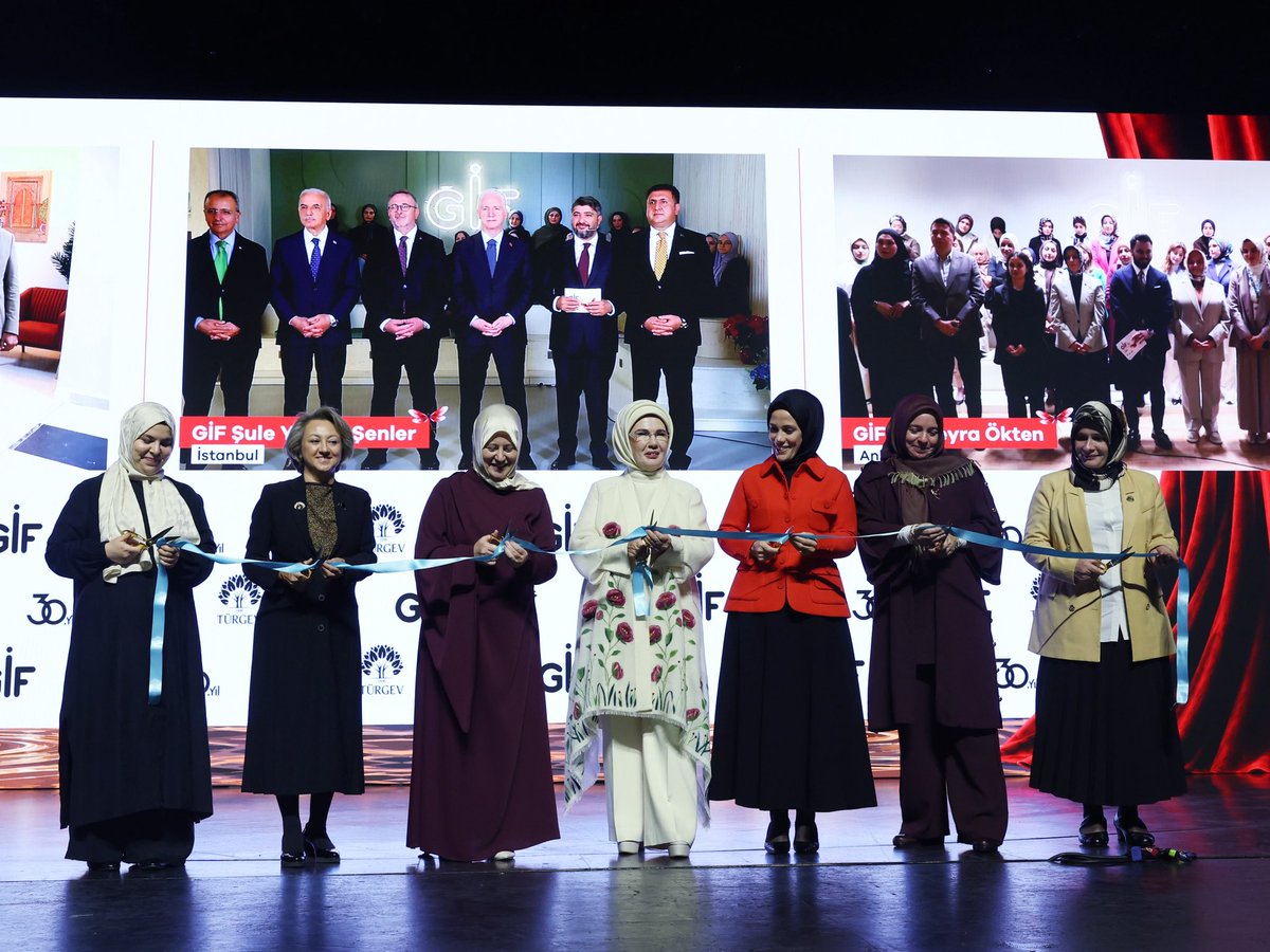 EmineErdogan's tweet photo. Türkiye Gençlik ve Eğitime Hizmet Vakfı tarafından hayata geçirilen Güzel İşler Fabrikası’nın 2027 sezon açılışında gençlerimizle “İz Bırak” teması etrafında bir araya gelmekten büyük bir memnuniyet duydum.

TÜRGEV’in 30 yıldır genç evlatlarımızın eğitimine, gelişimine ve istikbaline sunduğu katkının en güzel örneklerinden biri olan GİF, nice genç kızımıza yeteneklerini keşfedebilecekleri önemli bir alan sunuyor.

Açılış programında da bu gayretin birbirinden değerli neticelerine şahit olduk. GİF Orkestrası’nın başarılı performansı, verilen emeğin en güzel yansımasıydı. 

Yeni sezonla birlikte GİF ailesine katılan Şule Yüksel Şenler, Hümeyra Ökten ve Hatay Kapsül merkezlerinin hayırlı olmasını diliyor; gençlerimize yeni imkânlar açan TÜRGEV’e gönülden teşekkür ediyorum. @turgev @guzelislerfab