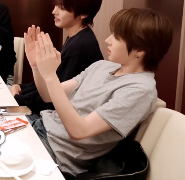 i7uem's tweet photo. 이날 너무 오라버니같으셔서 착장도 그렇고 너무 좋앗은데 하이디라오 포카? 이건 가져야합니다 https://t.co/j9hYT9QWF0