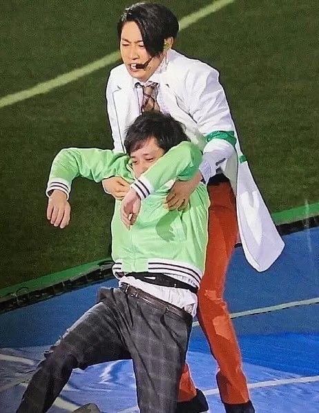 1do_nh's tweet photo. 散歩に行きたくない拒否柴ニノと抱っこして運ぶ飼い主 https://t.co/q5ISEMrzQJ