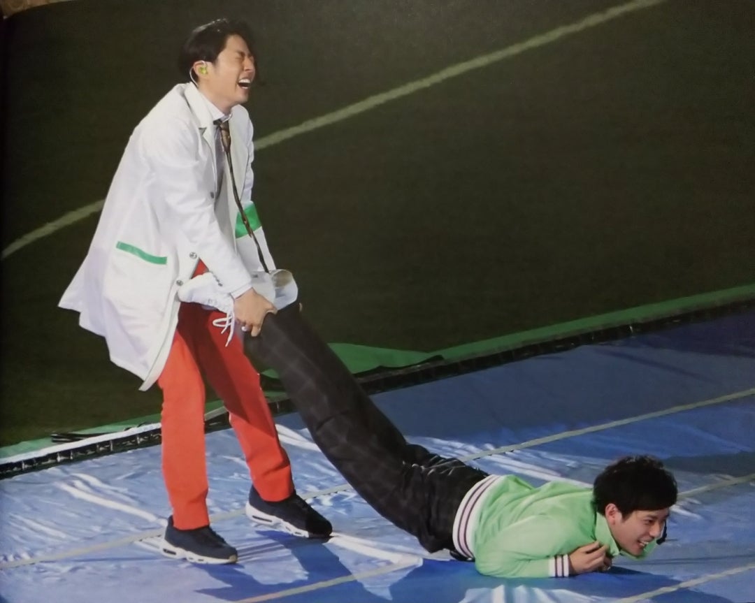 1do_nh's tweet photo. 散歩に行きたくない拒否柴ニノと抱っこして運ぶ飼い主 https://t.co/q5ISEMrzQJ