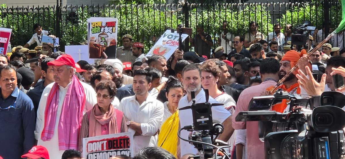 AITCofficial's tweet photo. Why is the @BJP4India so rattled?

INDIA Bloc MPs remain UNITED in the fight to protect the sanctity of every vote and the rights of every Indian voter.

We will stand firm against any effort to silence voters, erase their voices or weaken our democracy.

We will fight. We will resist. We will not back down.

#SaveDemocracy
