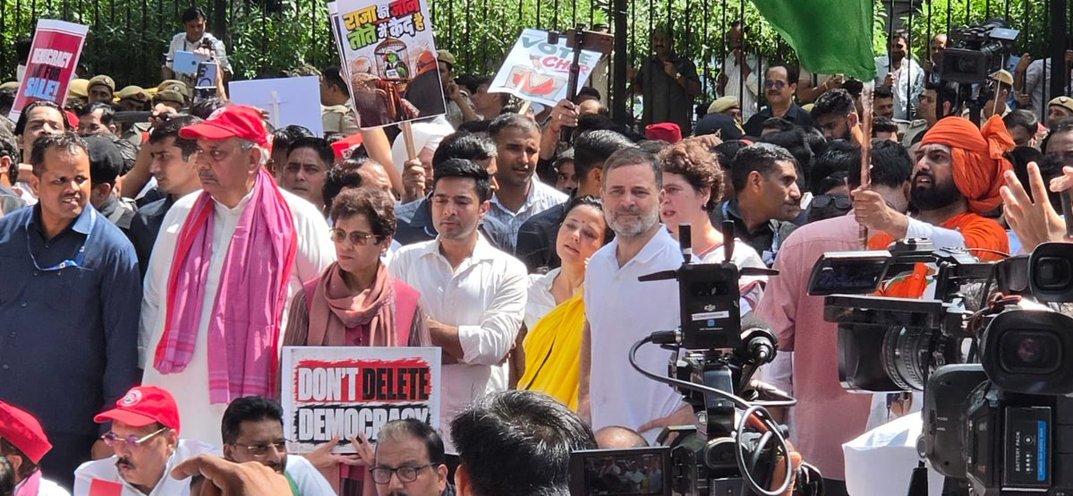 AITCofficial's tweet photo. Why is the @BJP4India so rattled?

INDIA Bloc MPs remain UNITED in the fight to protect the sanctity of every vote and the rights of every Indian voter.

We will stand firm against any effort to silence voters, erase their voices or weaken our democracy.

We will fight. We will resist. We will not back down.

#SaveDemocracy