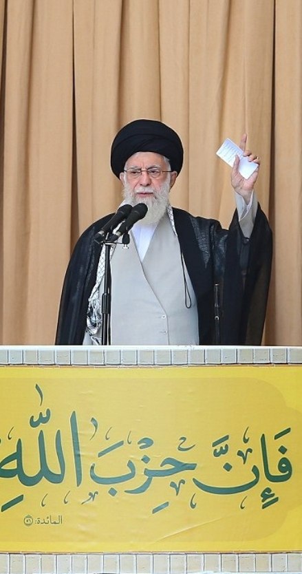 khameneinews's tweet photo. تصویری از لحظه‌ی تکبیر حضرت آیت‌الله سیدمجتبی خامنه‌ای در هنگام ایراد خطبه‌ی نماز تاریخی #جمعه_نصر توسط رهبر شهید انقلاب اسلامی اعلی‌الله‌مقامه‌الشریف 

بازنشر به مناسبت سالگرد برگزاری این رویداد در ۱۳ مهرماه ۱۴۰۳ https://t.co/OyySWeO8wm