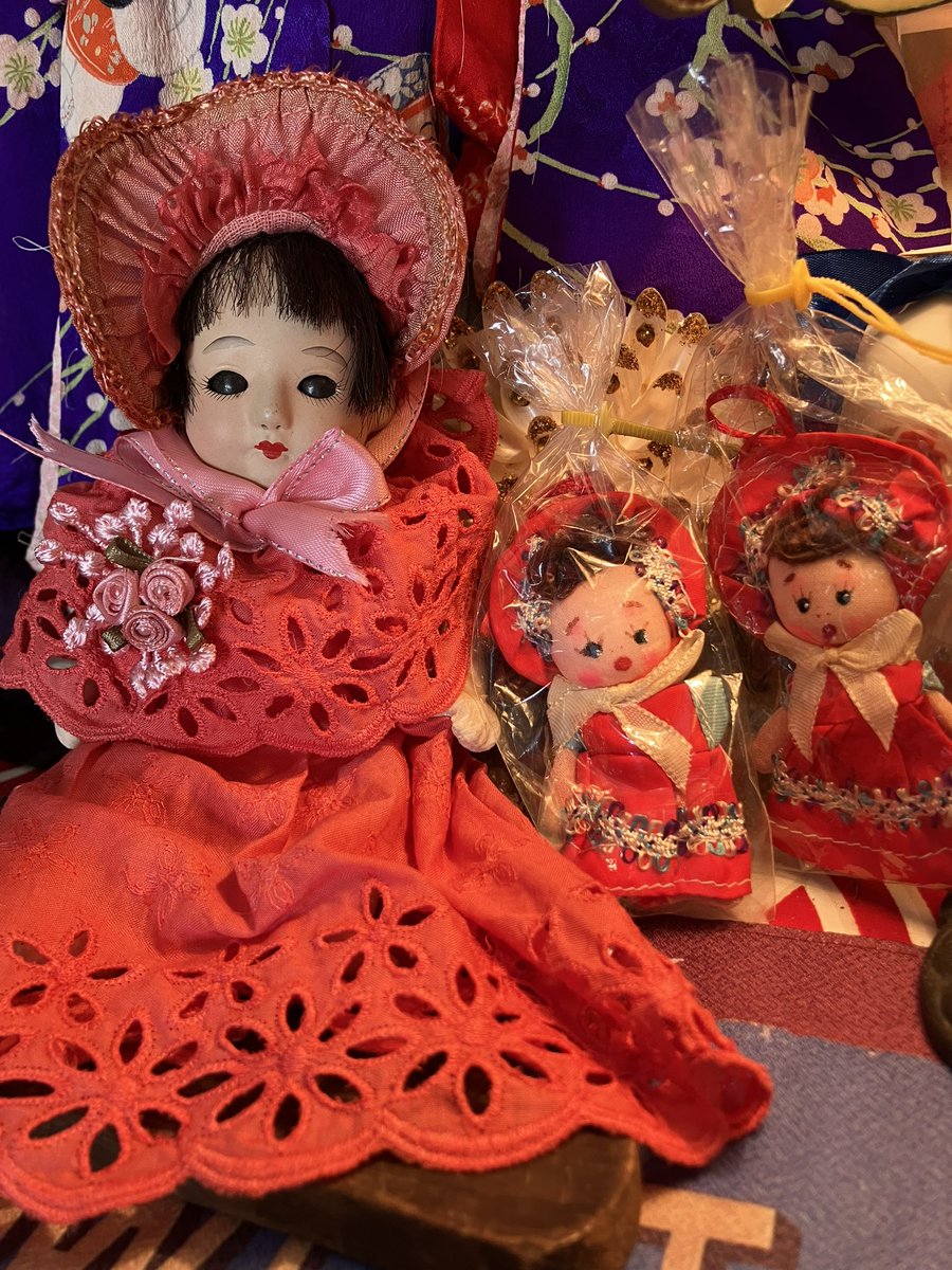 omochagagacha's tweet photo. お洋服がボロボロだったので、お家に余ってた真っ白なドレスを着せたら、薄いベージュの帽子と合わなくて、たまたま家にあった色褪せたTシャツ染める染料で帽子と一緒に赤色に染めました、文化人形ぽくなった、色白さんなんで赤が映えますな
#サクラビスク　#文化人形 https://t.co/Wsz0Fws5f8