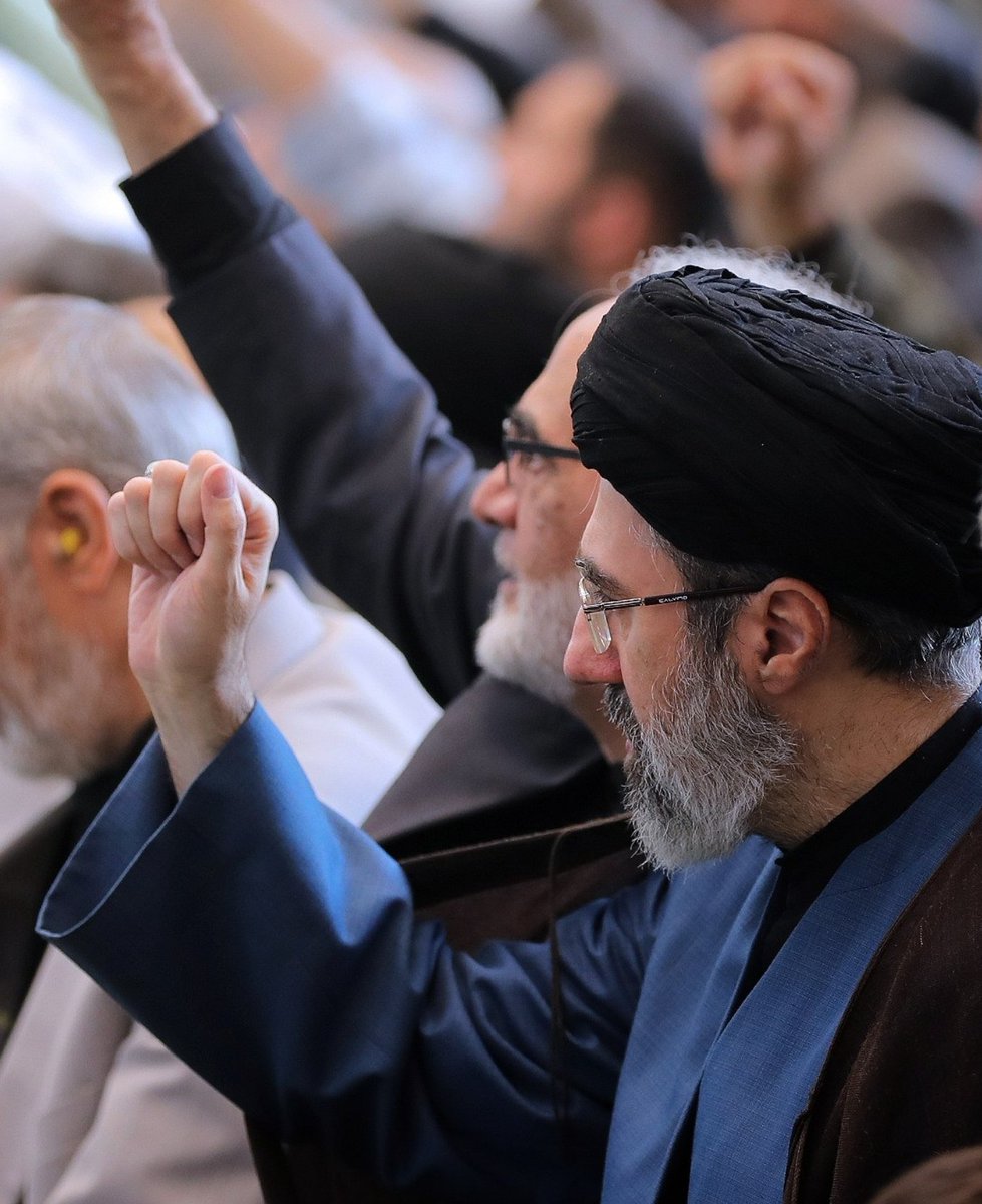 khameneinews's tweet photo. تصویری از لحظه‌ی تکبیر حضرت آیت‌الله سیدمجتبی خامنه‌ای در هنگام ایراد خطبه‌ی نماز تاریخی #جمعه_نصر توسط رهبر شهید انقلاب اسلامی اعلی‌الله‌مقامه‌الشریف 

بازنشر به مناسبت سالگرد برگزاری این رویداد در ۱۳ مهرماه ۱۴۰۳ https://t.co/OyySWeO8wm