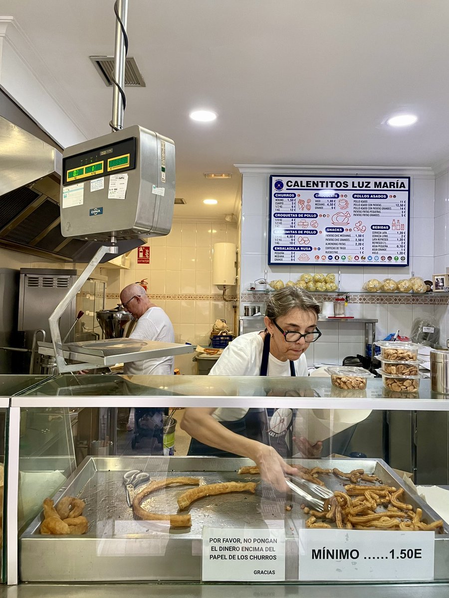 pbrionesmqz's tweet photo. Otros buenísimos “calentitos” en Montequinto (Sevilla), los de Luz María.

Tres tipos: churro, porra y los buñuelos. Nada grasos y aireados, te puedes comer cien que no te sientes pesado.

Ademas, buen chocolate. El café te lo tomas al lado, en el ”Bar España” que son un encanto. https://t.co/YeFpeYXYwu