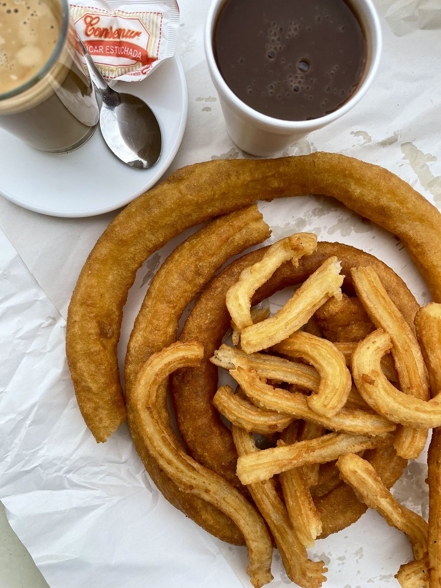 pbrionesmqz's tweet photo. Otros buenísimos “calentitos” en Montequinto (Sevilla), los de Luz María.

Tres tipos: churro, porra y los buñuelos. Nada grasos y aireados, te puedes comer cien que no te sientes pesado.

Ademas, buen chocolate. El café te lo tomas al lado, en el ”Bar España” que son un encanto. https://t.co/YeFpeYXYwu