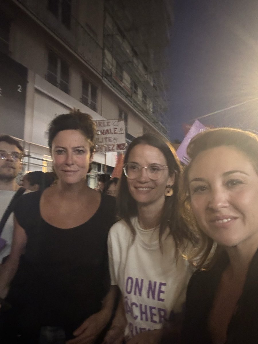 Helenebidard's tweet photo. Hier en manif une fois de plus 
jusqu’à l’assemblée nationale avec la coalition féministe et enfantiste, abolitionniste, pour une loi intégrale. 
Cette loi issue du peuple
c est 140 mesures
200 associations
Ne nous décevez pas : 
Loi Intégrale
vote intégral 
Budget intégral ! https://t.co/4SuaEKlcoF