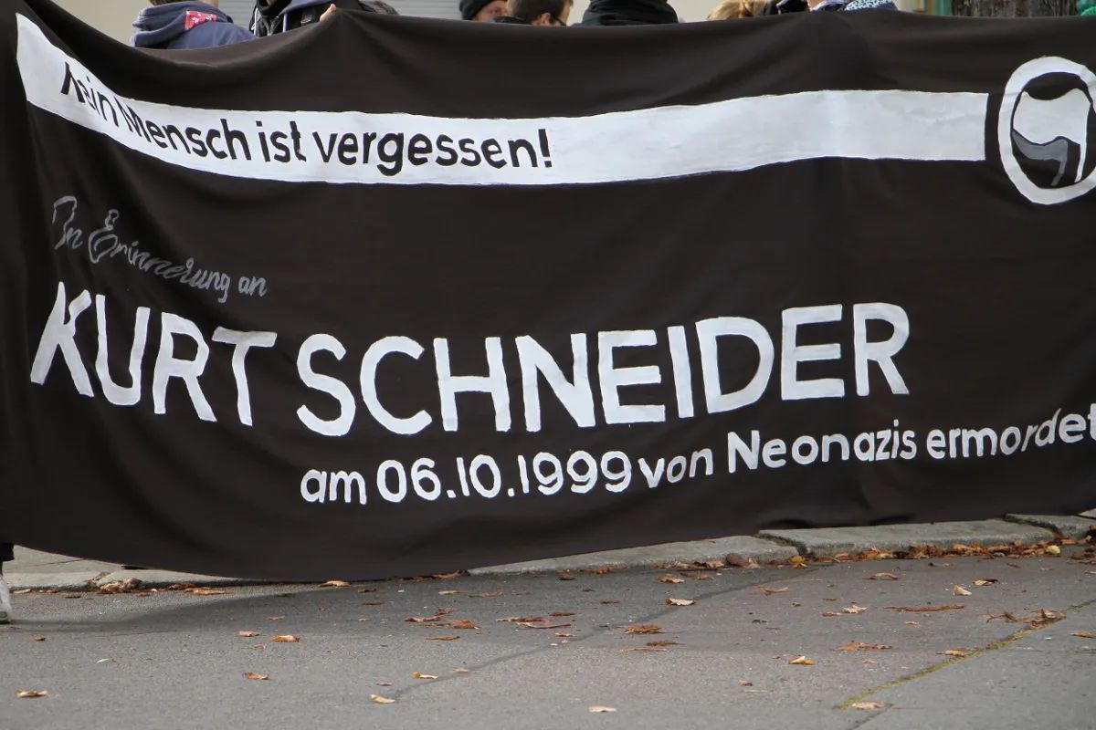 OpferNaziGewalt's tweet photo. 06.10.99: In der Nacht zum 6. Oktober wird Kurt Schneider von vier rechten Skinheads in Berlin-Lichtenberg zu Tode gequält. Hintergrund zum Mord: https://t.co/NfqukKIbxj  #KeinVergessen https://t.co/FlM3QWFAZc