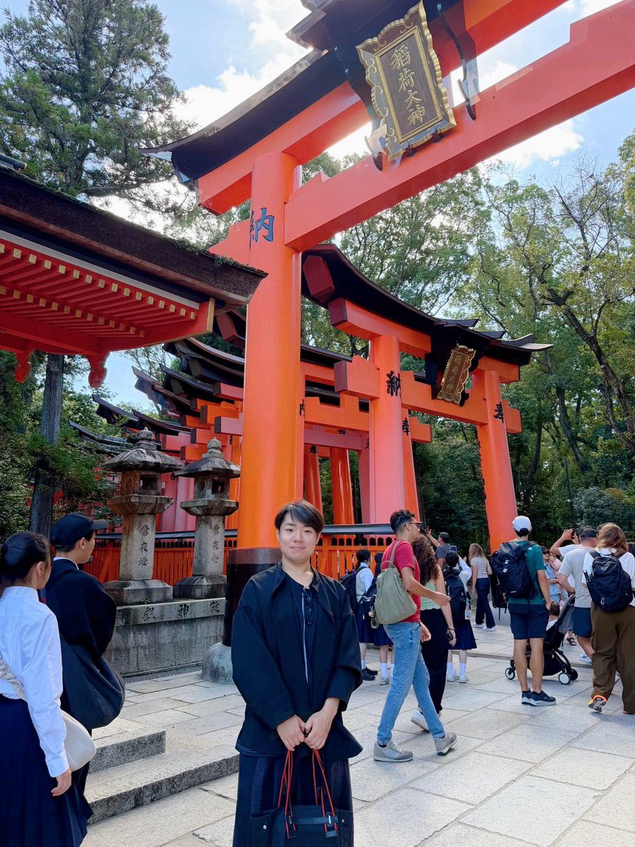 kyotominamiza's tweet photo. 🏮#市川團十郎 特別公演🏮
夜の部『義経千本桜 鳥居前』にて佐藤忠信実は源九郎狐を勤める #中村鷹之資 さんが、物語の舞台である伏見稲荷大社へ⛩️
狐の絵馬に忠信の隈取👀✨

観光と併せてのご観劇もおすすめです💁‍♀️
チケットは #南座 切符売場もしくはチケットweb松竹まで🔍

https://t.co/K4qmPgfSQd https://t.co/3e1NYbw0vk