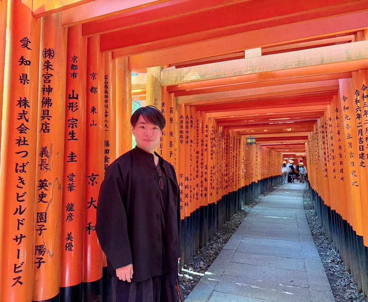 kyotominamiza's tweet photo. 🏮#市川團十郎 特別公演🏮
夜の部『義経千本桜 鳥居前』にて佐藤忠信実は源九郎狐を勤める #中村鷹之資 さんが、物語の舞台である伏見稲荷大社へ⛩️
狐の絵馬に忠信の隈取👀✨

観光と併せてのご観劇もおすすめです💁‍♀️
チケットは #南座 切符売場もしくはチケットweb松竹まで🔍

https://t.co/K4qmPgfSQd https://t.co/3e1NYbw0vk