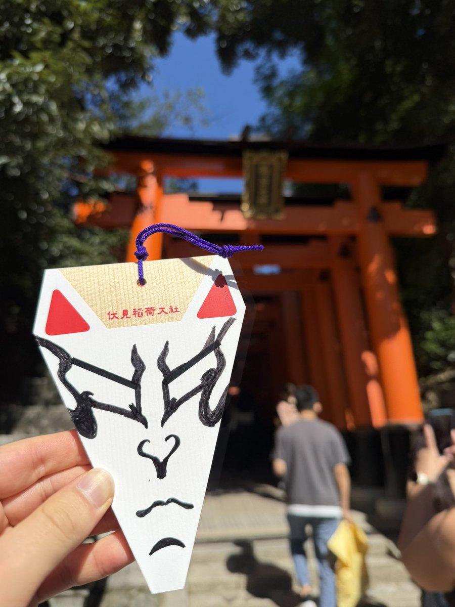 kyotominamiza's tweet photo. 🏮#市川團十郎 特別公演🏮
夜の部『義経千本桜 鳥居前』にて佐藤忠信実は源九郎狐を勤める #中村鷹之資 さんが、物語の舞台である伏見稲荷大社へ⛩️
狐の絵馬に忠信の隈取👀✨

観光と併せてのご観劇もおすすめです💁‍♀️
チケットは #南座 切符売場もしくはチケットweb松竹まで🔍

https://t.co/K4qmPgfSQd https://t.co/3e1NYbw0vk