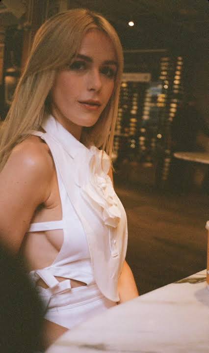 Lilipauline001's tweet photo. Keeks, sideboob Queen, mmmmmm 🥵 #Sideboobs #Shipka https://t.co/HBMO2ZpBRj